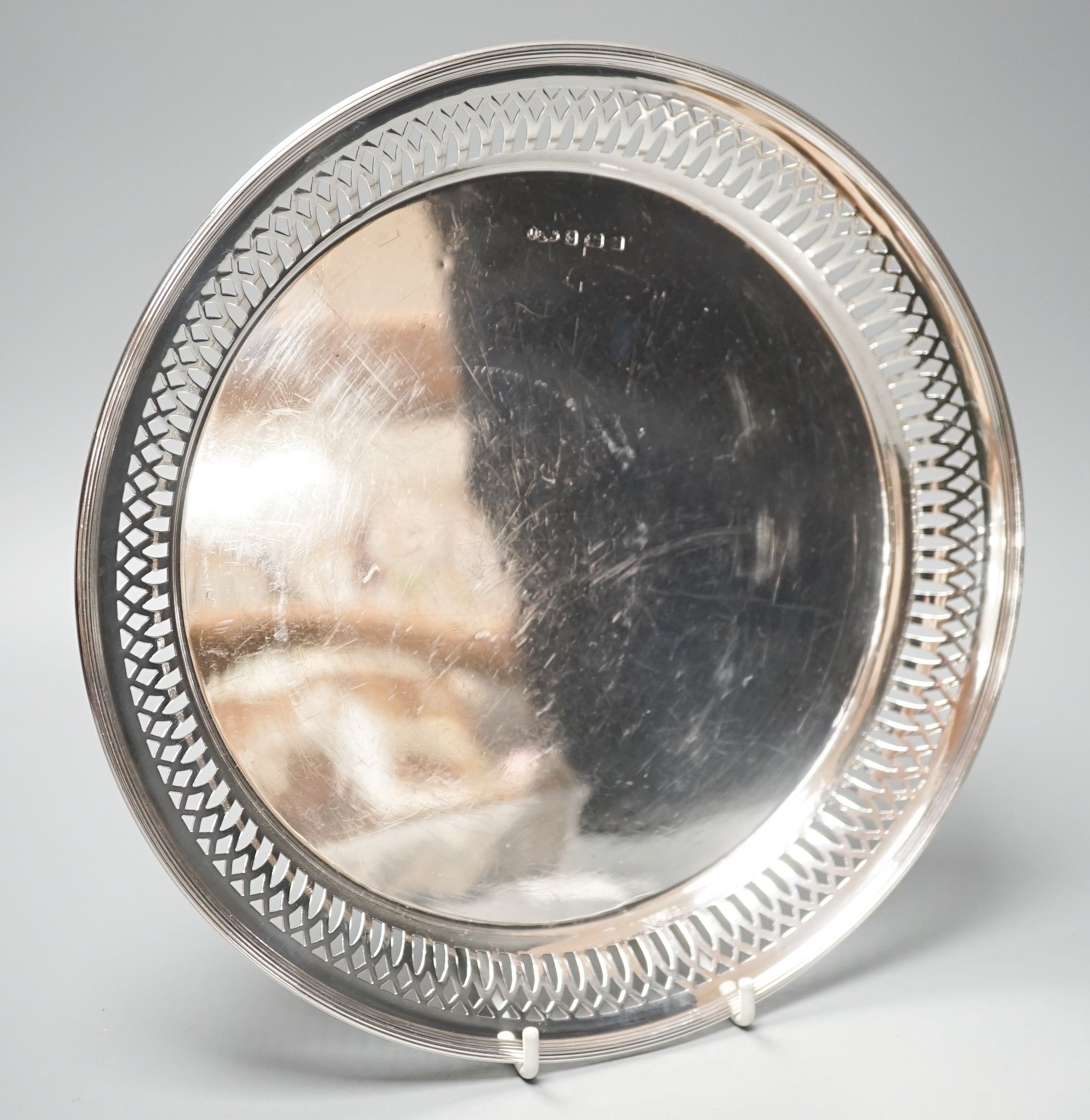 A George V silver shallow dish, with pierced border, Birmingham, 1910, 25.1cm, 10oz.